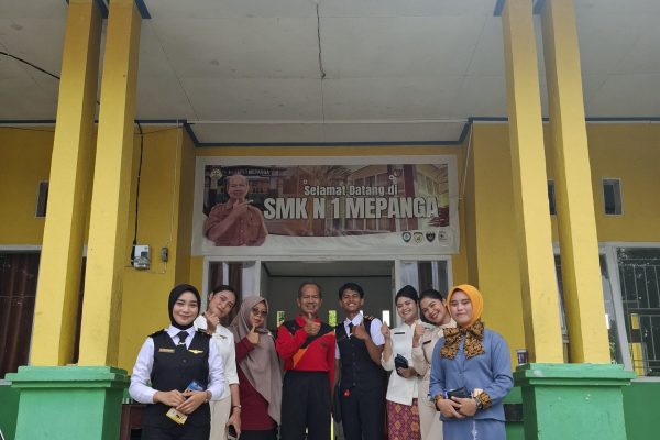 Foto bersama staf kampus trisakti dan kepala sekolah smkn 1 mepanga