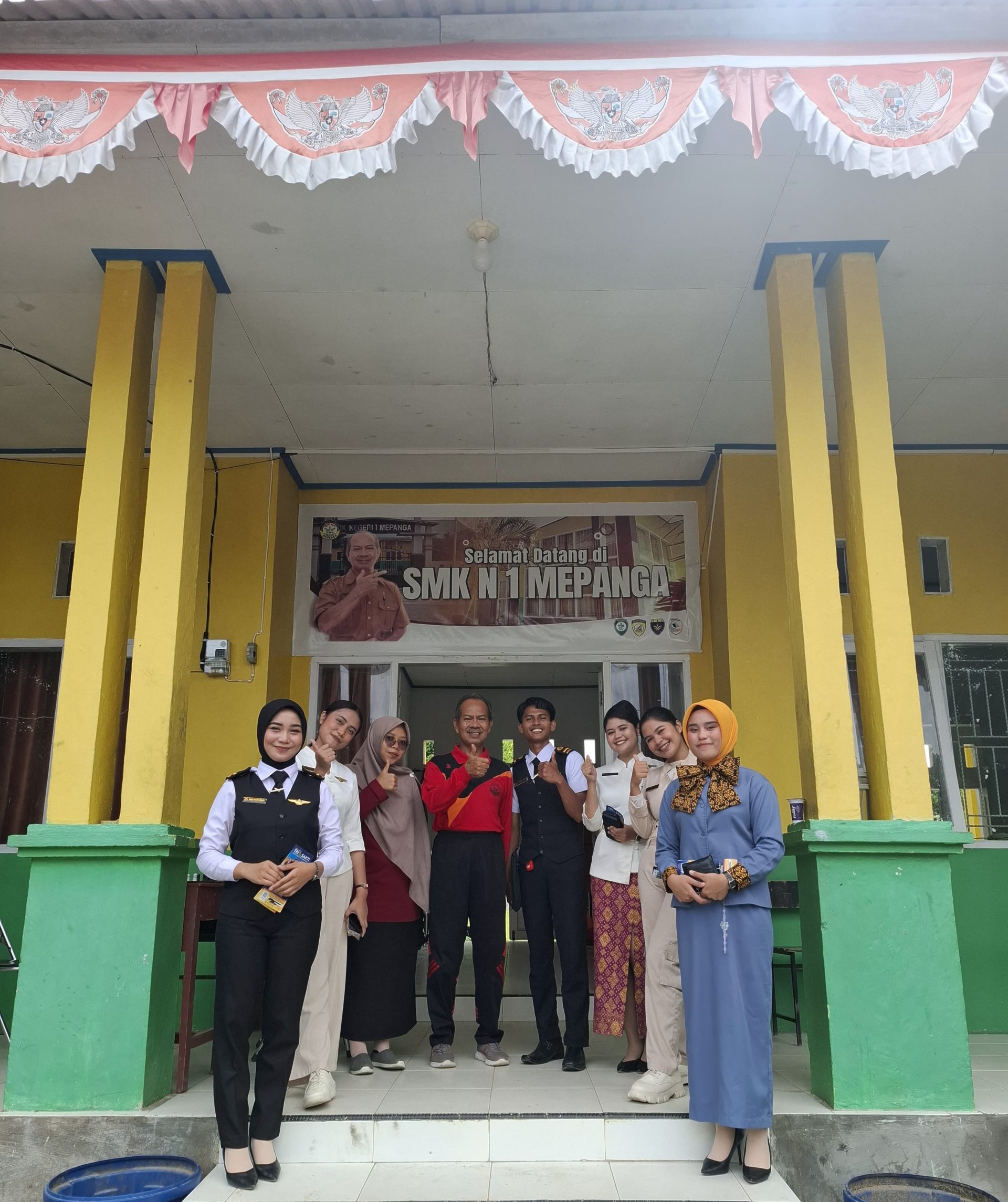 Foto bersama staf kampus trisakti dan kepala sekolah smkn 1 mepanga